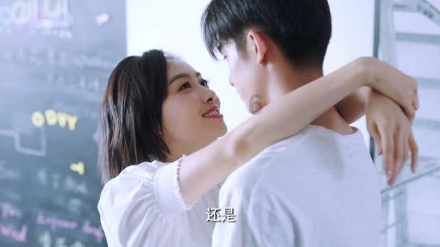 新春将至,农村年集上对联福字中国结红火喜庆