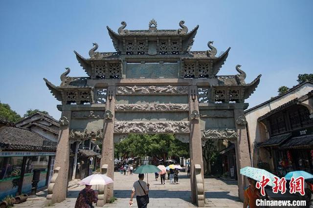 女孩30出头还装美，仙女裙配水晶鞋，真当自己是小公主